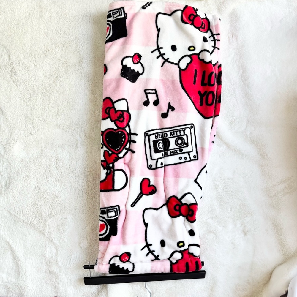 *NEW* Hello Kitty Plush Throw with Pink and Red Design 50”x70”